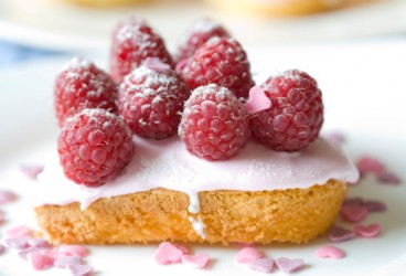 Cuori con glassa e lamponi, ricetta veloce per San Valentino