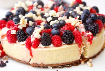 Torta al formaggio e frutti di bosco con pasta frolla