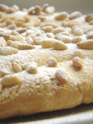 Torta crema e pinoli