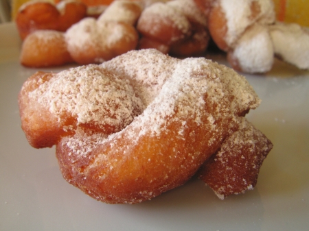 Nodini fritti con miele e con cocco