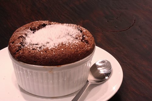 Soufflè al cioccolato e lamponi