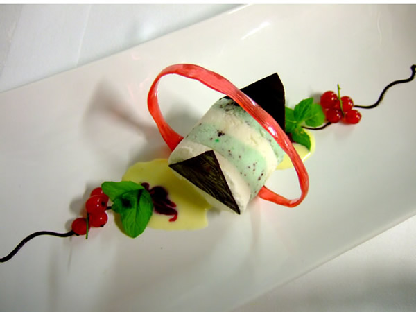 Un rinfrescante semifreddo al cioccolato e alla menta