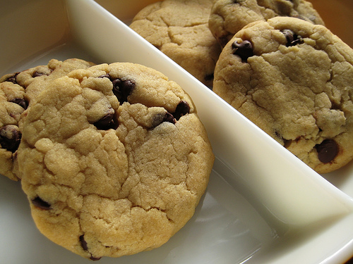 Biscotti per i bambini, i cookies con gocce di cioccolato