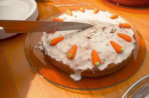 La torta alle carote, nocciole e noci per la merenda dei bambini