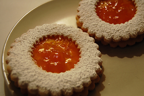 Dolci da fare con i bambini, i biscotti occhio di bue