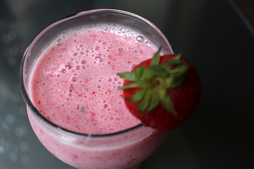 I frullati nella dieta dei bambini, prepariamo quello alle fragole e yogurt