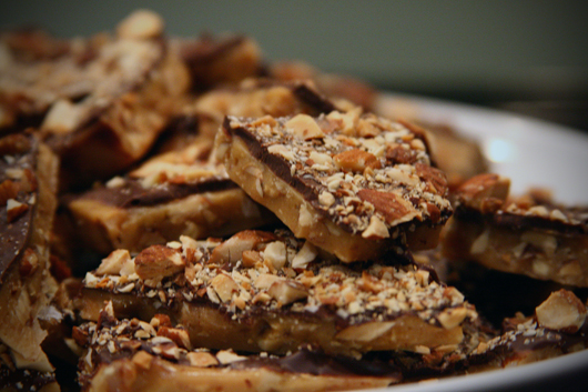 Biscotti alle noci ricoperti di cioccolato e mandorle