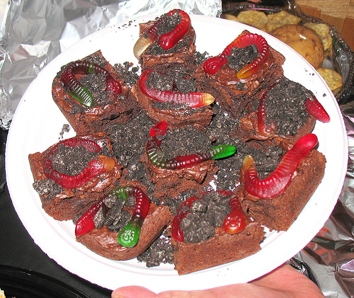 Ricette halloween, i brownies con scaglie di cioccolato e … vermi
