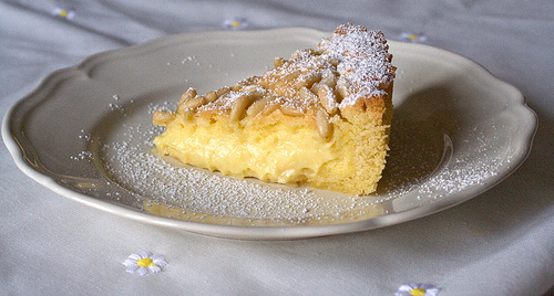 La merenda per i bambini, la torta della nonna con crema al limone