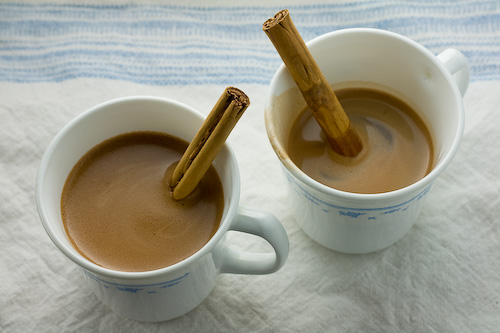 Cioccolata calda aromatizzata alla cannella e caramello