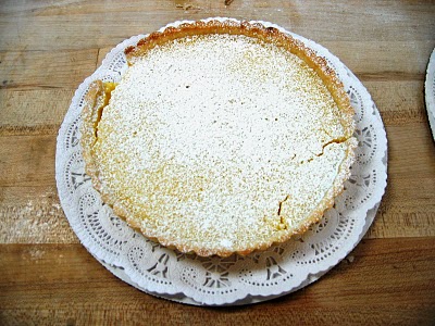 Crostata tiepida ripiena di crema e spicchi di limone