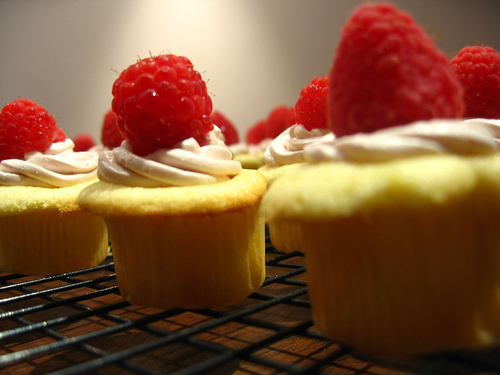 Cupcake alla ricotta, con lamponi e pinoli