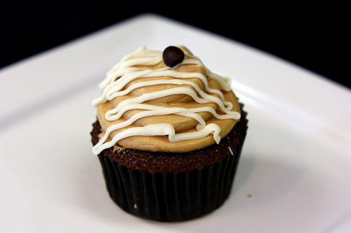 Cupcake al caffè con crema al caffelatte e cioccolato bianco