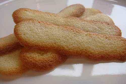 Millefoglie con crema e lingue di gatto