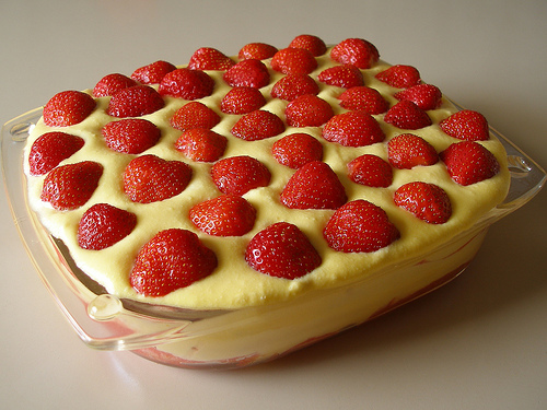 Il tiramisù alle fragole con crema e panna