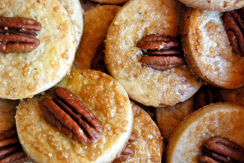 Biscotti di pasta frolla con noci pecan e sciroppo d’acero