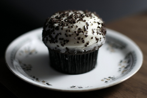 Cupcake al cardamomo, con glassa alla meringa italiana e vortice di cioccolato