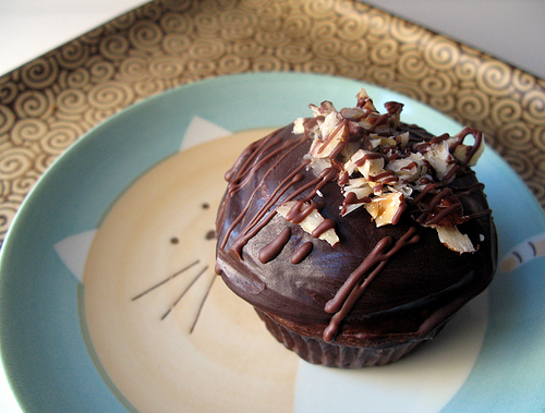 Cupcake al cioccolato e pimento nappati di crema ganache