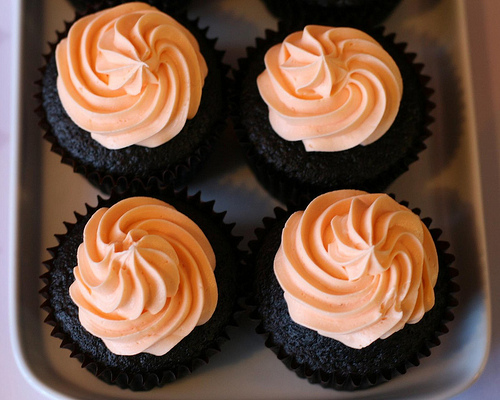 Cupcake al cioccolato fondente ripieno di crema all’arancia