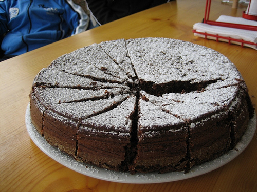 Dolci senza glutine, la torta di nocciole e cioccolato