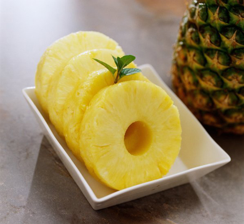 Bavarese all’ananas con fragole e lamponi