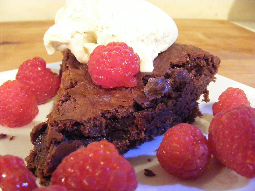 Torta brownies al cioccolato fondente e lamponi