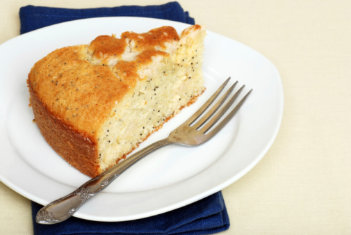 Dolci senza latte, la torta cocco e limone con semi di papavero