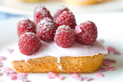 Cuori con glassa e lamponi, ricetta veloce per San Valentino