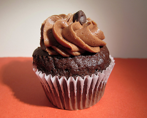 cupcake al cioccolato con crema al cappuccino e cioccolato bianco