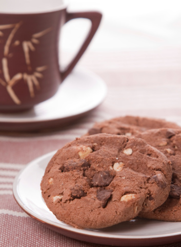 Dolci per bambini, i biscotti al ciobar e noccioline