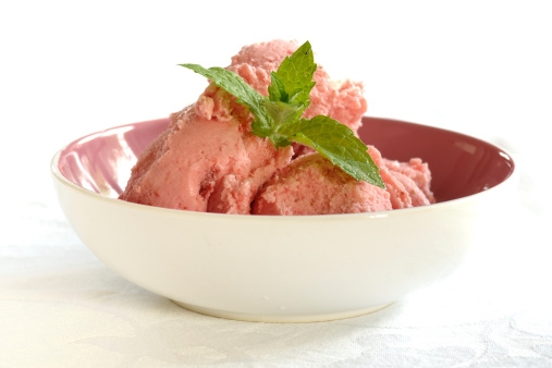 Cotto e mangiato gelato fragole e panna