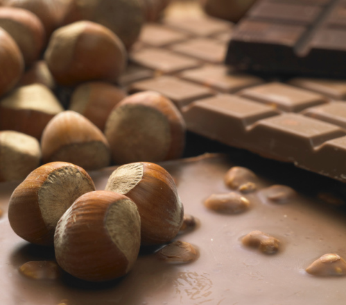 Croccante di Natale con mandorle, nocciole, uvetta e cioccolato