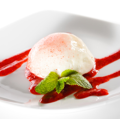 Ricette dolci light, mousse fresca con salsa di lamponi