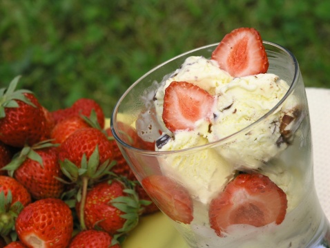 Dolci light estivi, gelato con le fragole