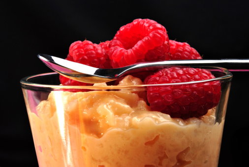 Dolci light, budino di semolino con purè di lamponi