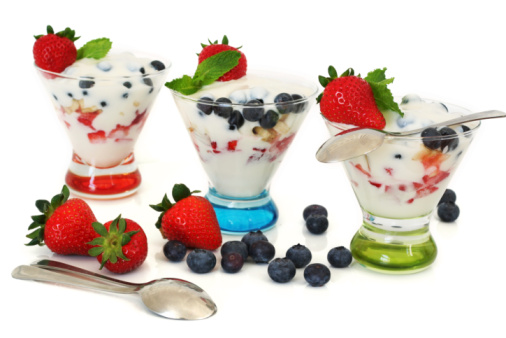 Ricette ipocaloriche, coppe di yogurt con frutta mista