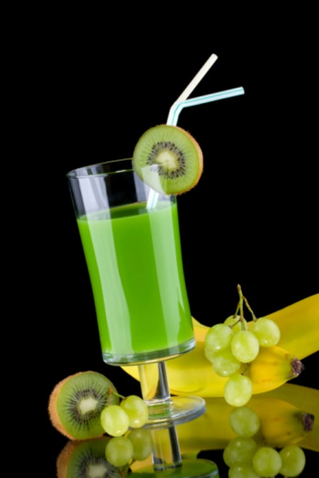 Dolci light: frullato con kiwi, uva e banana