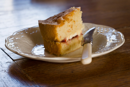 Dolci senza latte e burro, prepariamo una torta farcita