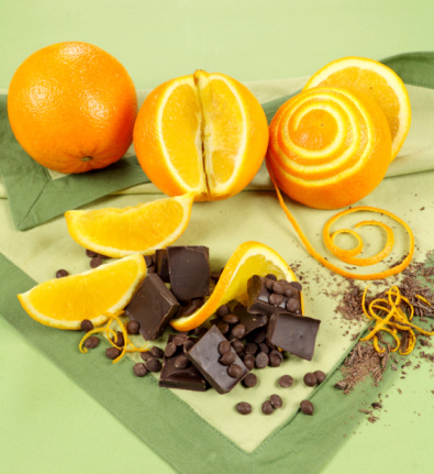 Dolce semplice al cioccolato, le scorzette di arancia bicolori