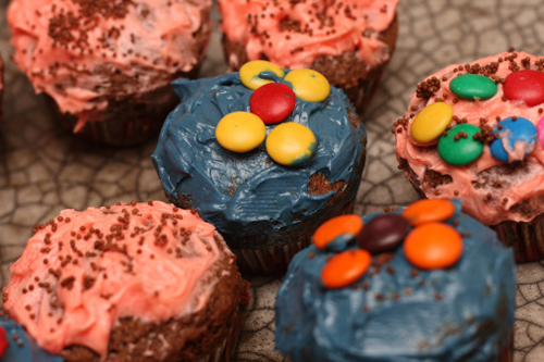 Cupcake al cioccolato con gli smarties per la merenda dei bambini