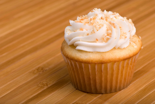 Muffin al cocco e ciliegie per le feste di compleanno dei bambini