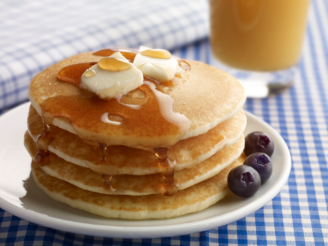 Ricette per la colazione dei bambini: pancake alle mele con burro allo sciroppo d’acero
