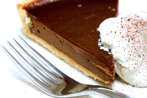 Crostata di cioccolato con mandorle e biscotti