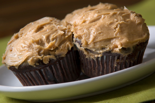 Cupcake al cioccolato con glassa al burro di arachidi