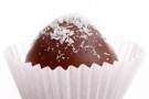 I bon bon al cocco ricoperti di cioccolato I bon bon al cocco ricoperti di cioccolato