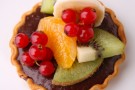 Crostata al cioccolato con ribes e frutta fresca