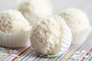 Tartufi al cocco con farina di carrube, dolcetti senza glutine, latte e uova