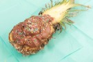 L’ananas con bignè al cioccolato con gli avanzi delle uova di Pasqua