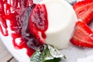 La panna cotta ai frutti di bosco senza uova La panna cotta ai frutti di bosco senza uova