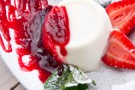 La panna cotta ai frutti di bosco senza uova